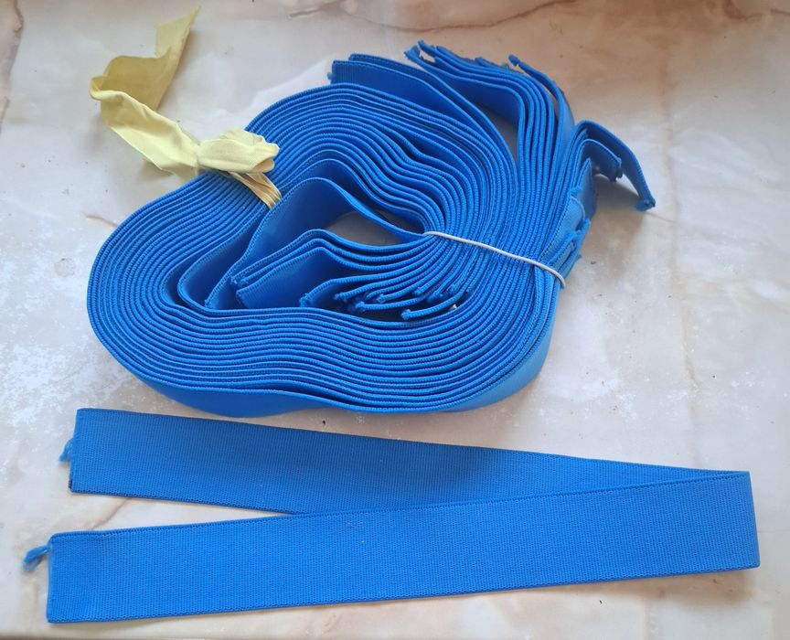 Elastic albastru lat de 4 cm.