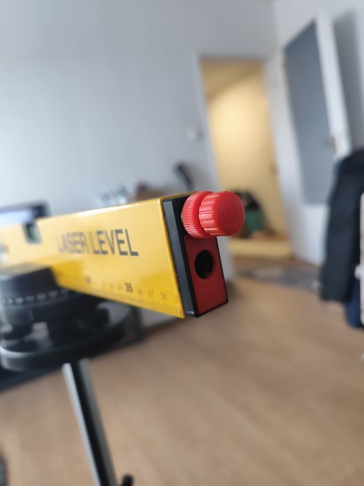 Лазерен нивелир  с тринога