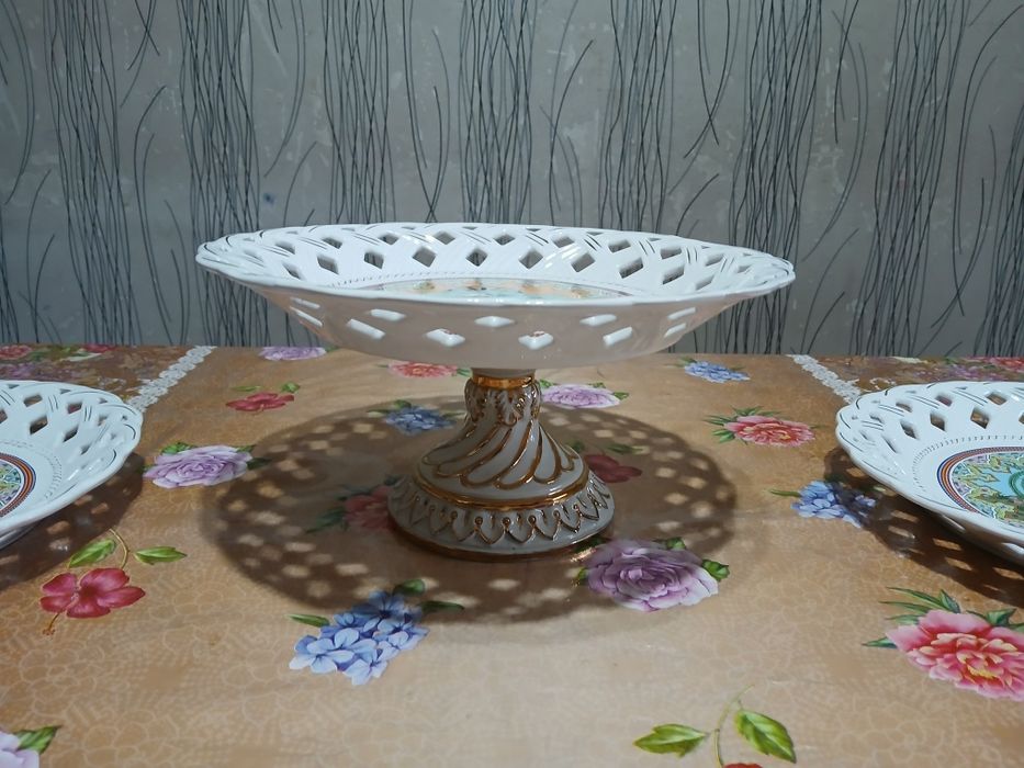 Набор вазы и тарелок с минатюрными картинками