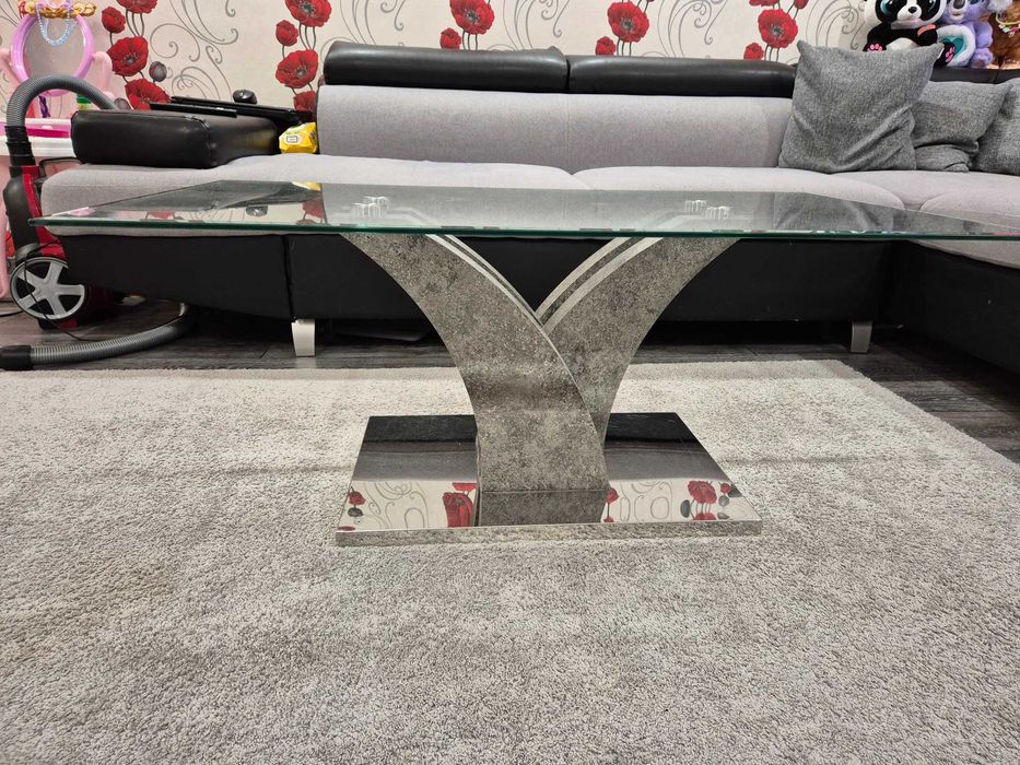 Стъклена холна маса