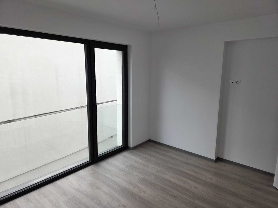 Apartament cu doua camere nemobilat in bloc nou central / Smeurei - parter inalt, doar pentru birouri