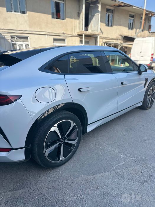 Byd song L srochna sotiladi