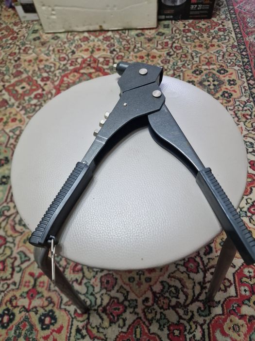 Очень хороший заклепщик