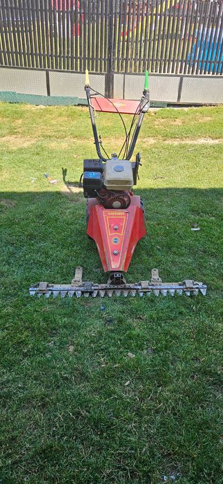 Motocoasa lama si gazon