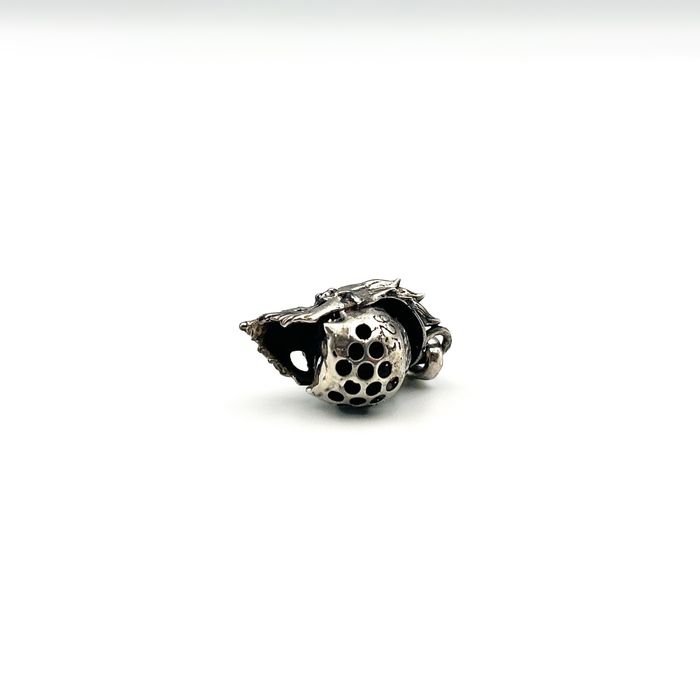 Pandantiv gotic craniu cu mască – argint 925, ochi email roșu, unicat