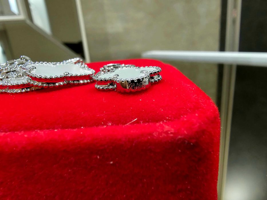 Van Cleef & Arpels VCA White Gold Mother Magic Alhambra Дамска Гривна