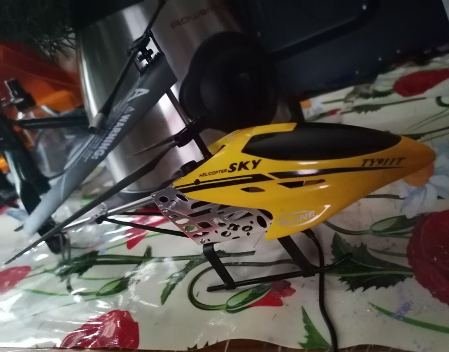 Вертолет на пульте работает