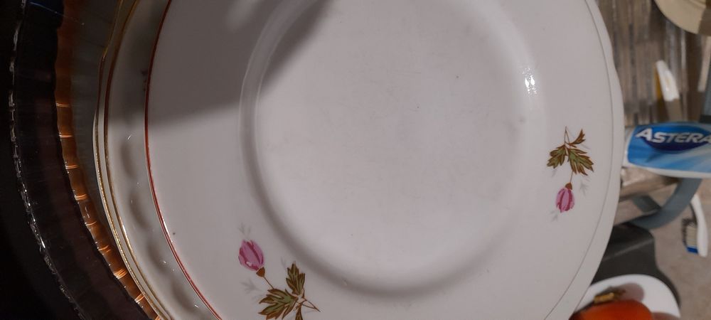 Чинии 2бр. за 1 € порцеланови и стъклени