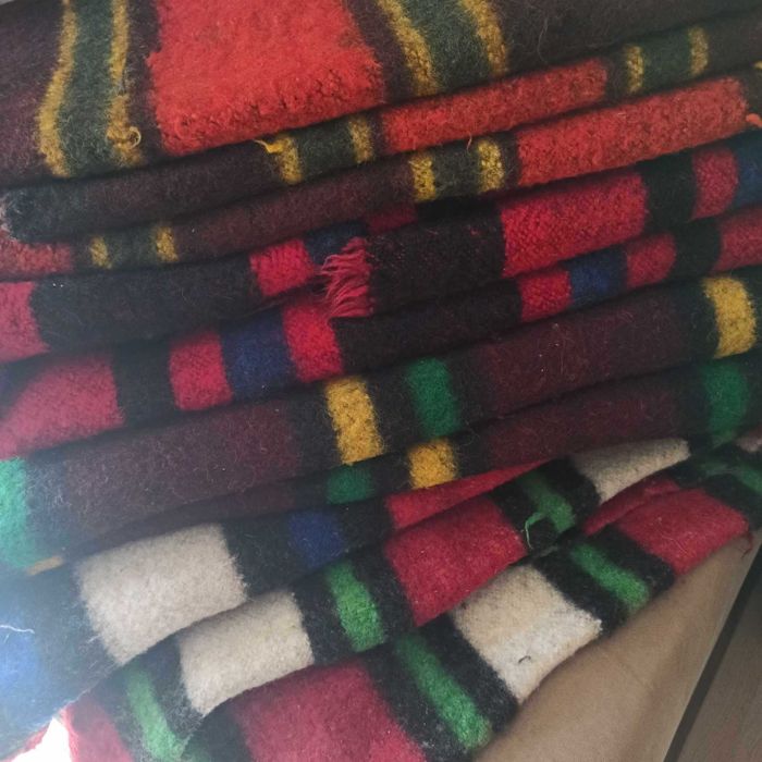 Кичени халища, пъстри козяци и  китеник !