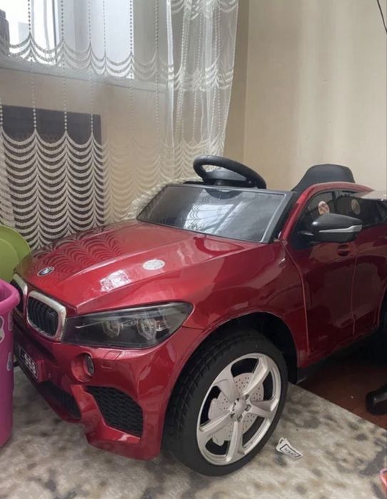 Электромобиль красный БМВ в очень хорошем состоянии.