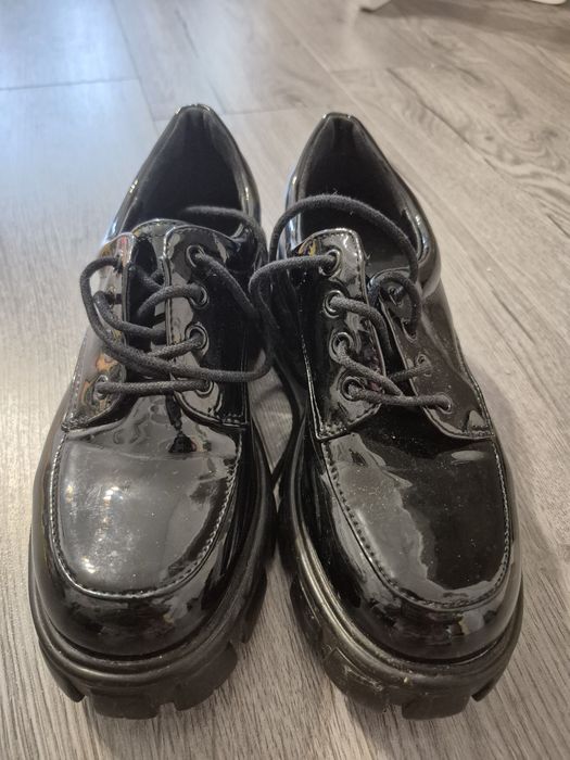 Pantofi din lac marimea 36