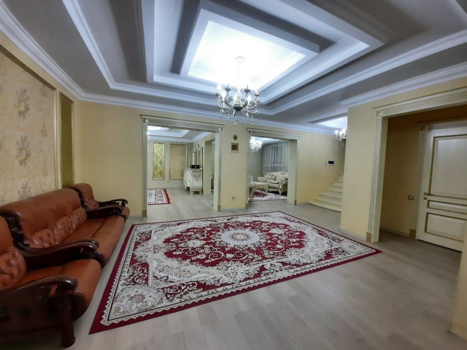 Красный ковер средний