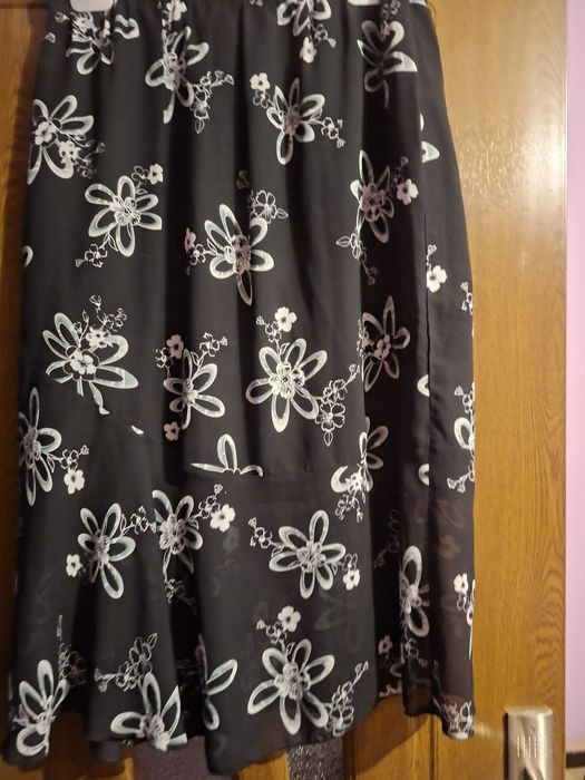 Vând Fustă Damă Lungă  Elegantă Mătase Mărimea L