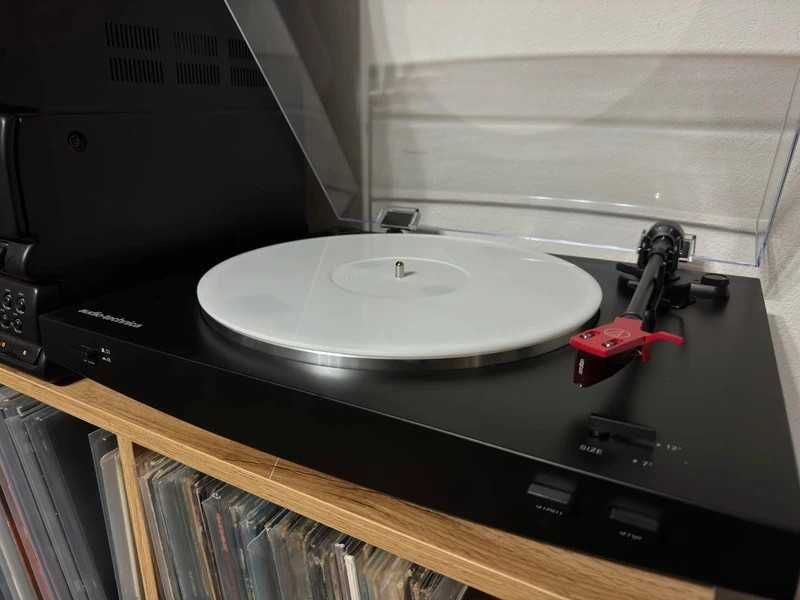 Glossy White (alb) Acrylic slipmat pentru pickup vinil