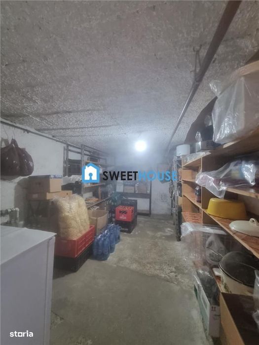 Casa de vanzare in Mandra  Spatiu generos si anexe