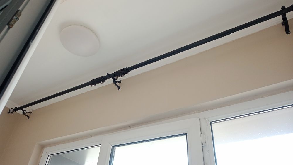 Установка потолочных карнизов.