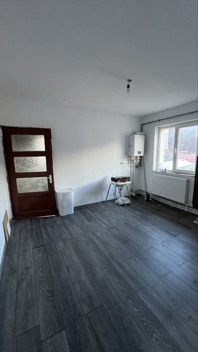 Apartament Lupeni 3 camere semidecomandat + boxa