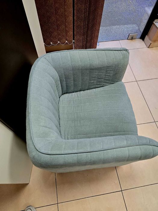 Удобно и меко двуместно канапе.
