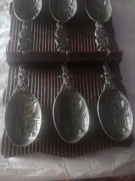 Linguri din zinc pe suport