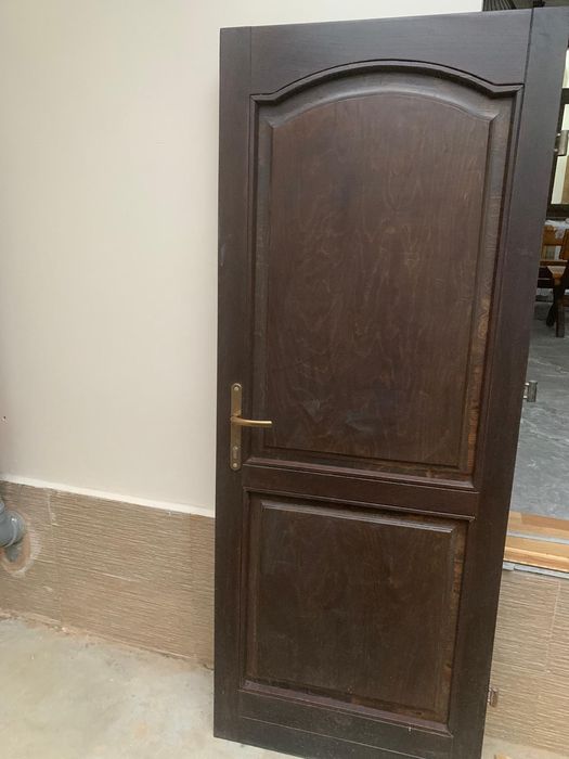 Ușa de interior din lemn stratificat 
Dimensiuni   90/210 .