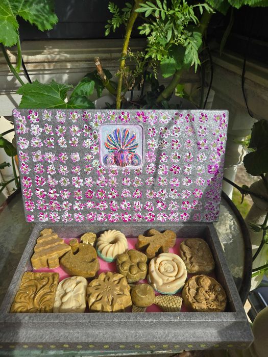 Ароматна арт кутия на цветя пълна със сапунчета и ароматни билки ...