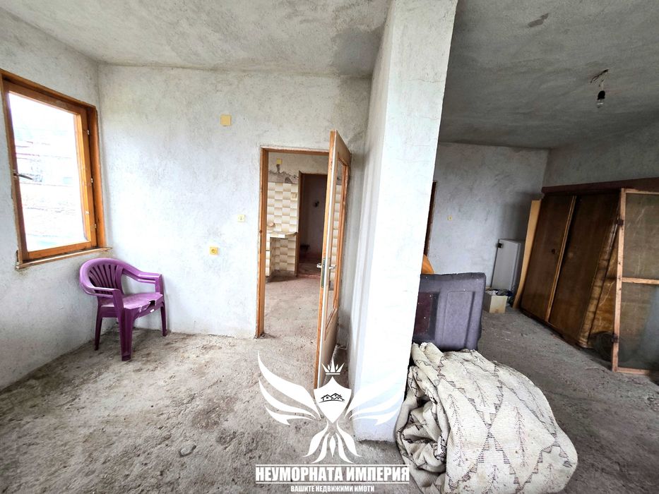 Продавам тристаен апартамент 128кв. с гараж, таван и изба в гр.Хисаря