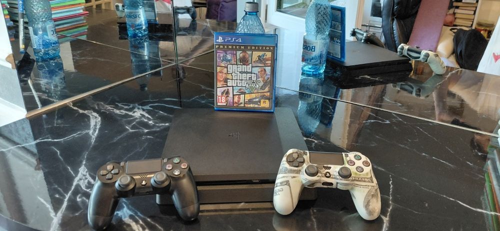 Playstation 4 slim  cu 2 controlere și GTA 5