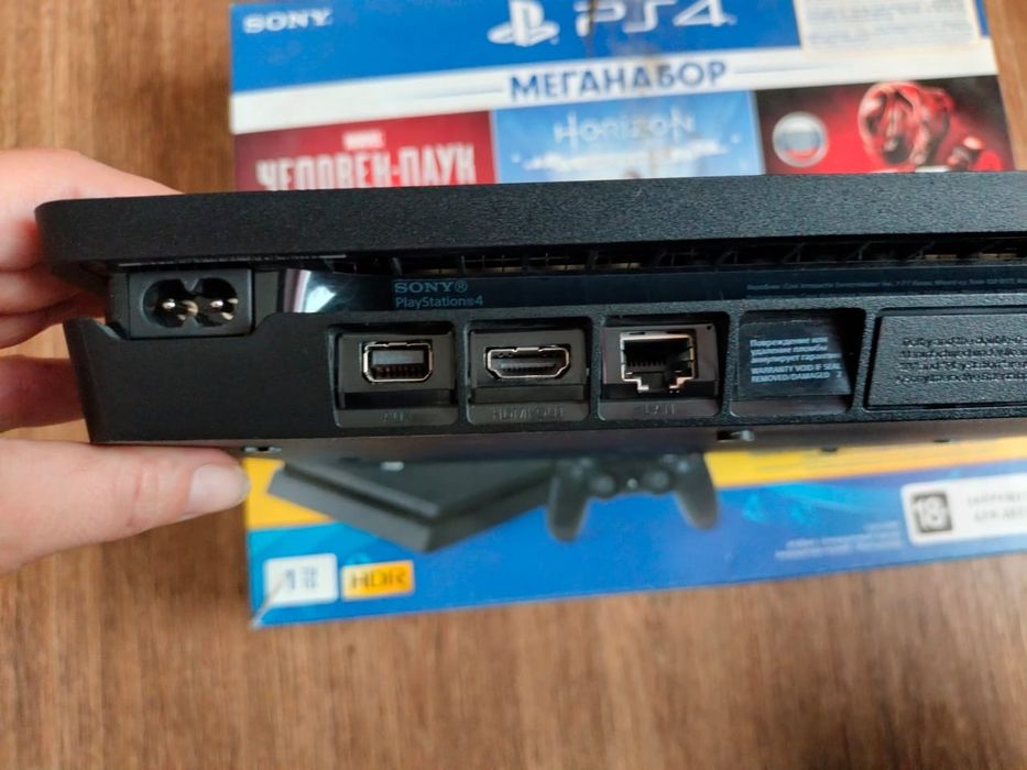 Продам Playstation4 slim CUH-2208B