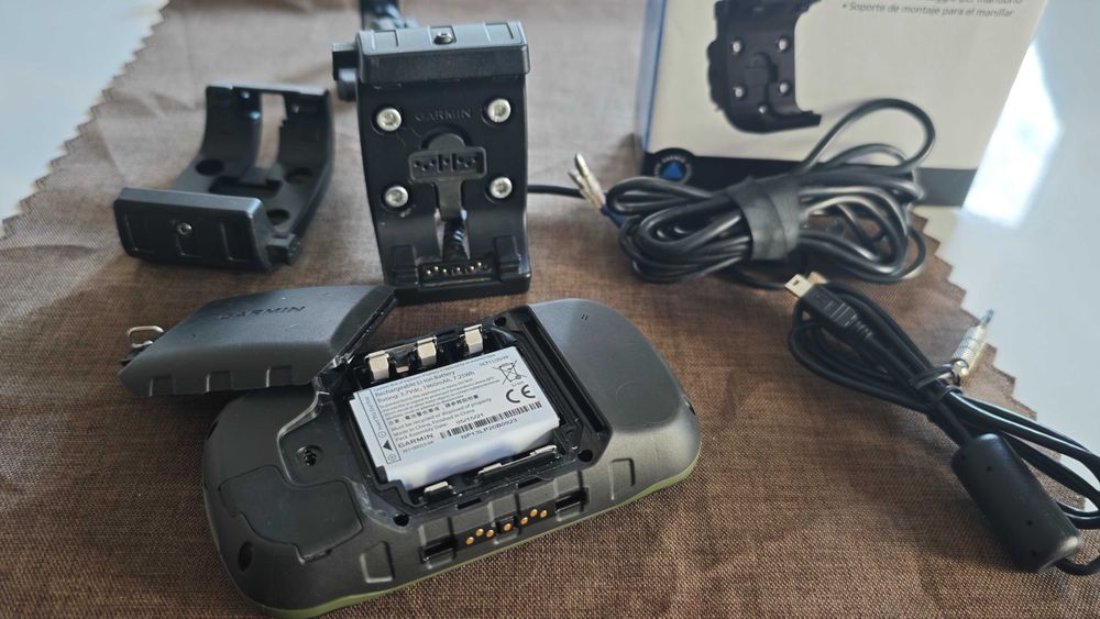 GPS Навигация Garmin Montana 610 със зареждаща стойка RAM монтаж