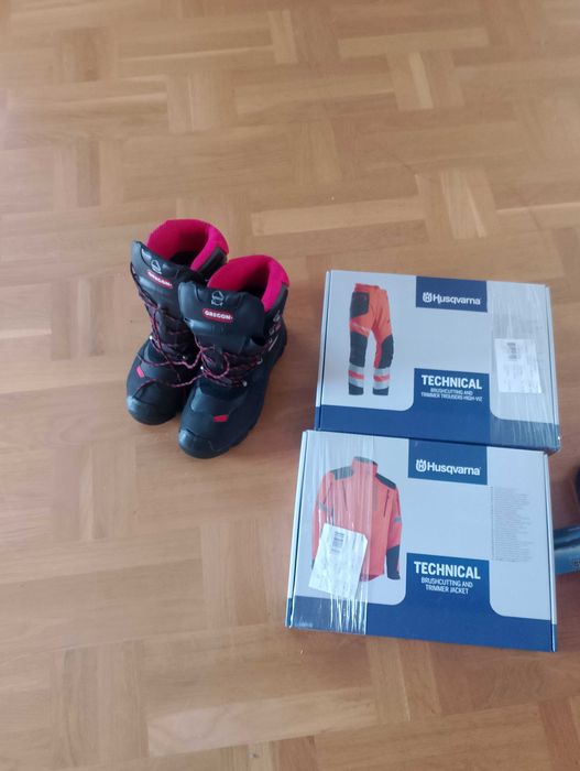 Set Husqvarna.marimea L și bocanci nr44 plus un ham nou. IASI