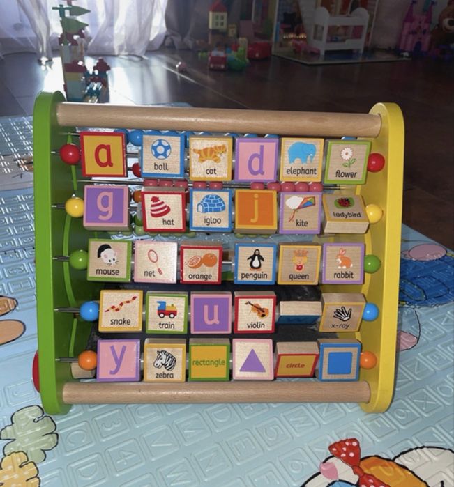 Centru activitati cu litere, imagini si socotitoare