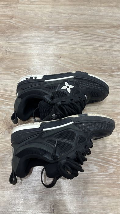Lv skates.
