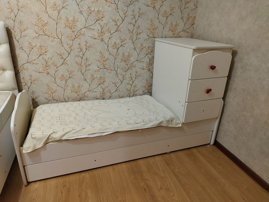 Детская Детская кровать вместе с маленькой шкафчиками