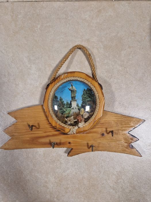 Разпродажба сувенири дървени