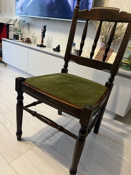 Продаются стулья.