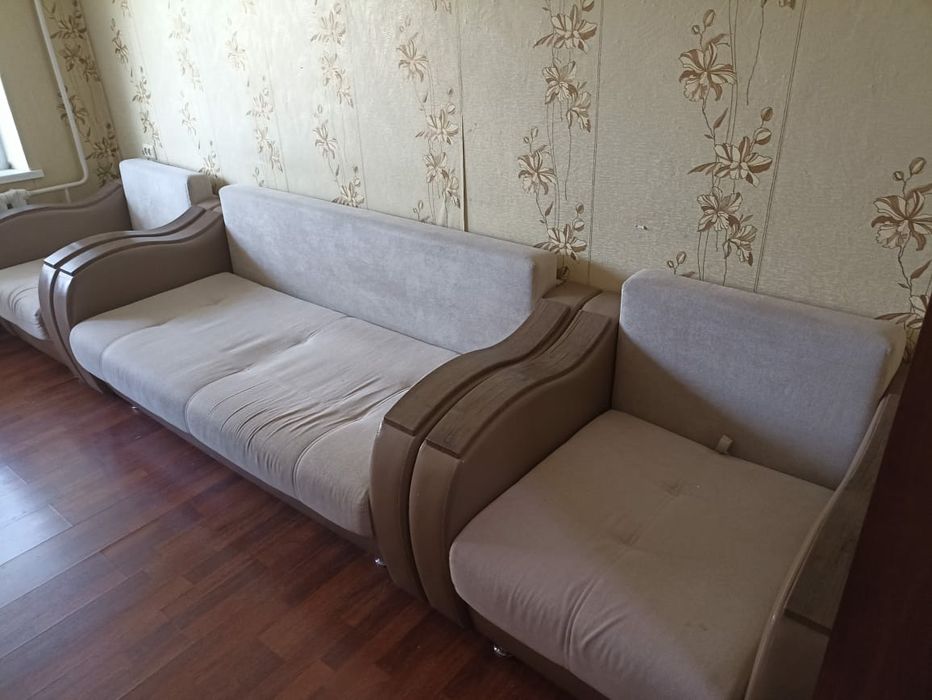 Продам диван с двумя креслами
