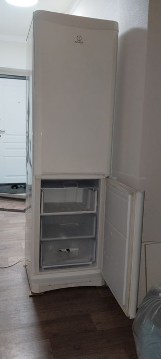 Холодильник продам Indesit.