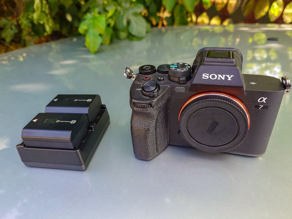 Sony a7IV фотоапарат, с батерии и зарядни