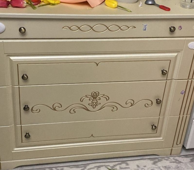 Красивый классический комод