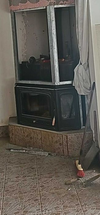 Камина ПРИТИ, за вграждане ъглова 21 Kw. с водна риза. Камината е работеща. За повече информация на телефон 0888037338.