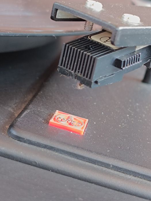 Pikup vechi fabricat de Akai și tesla