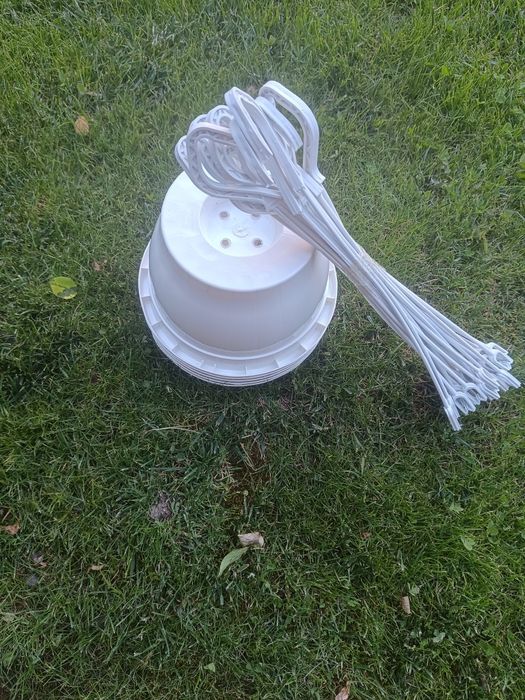 Vând ghivece suspendate albe, albastre și mov