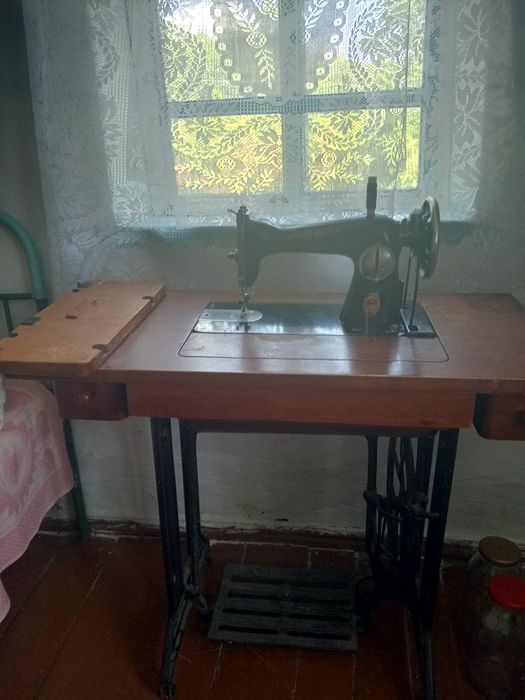 Продам швейную машинку