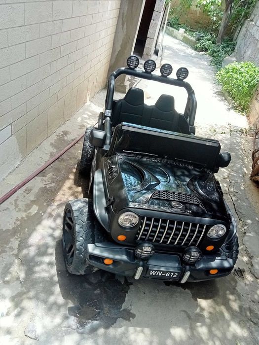 Детский электромобиль Jeep 4x4  Пульт + Зарядка Состояние почти новое.