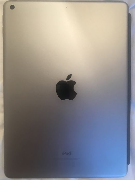 Продается ipad в хорошем состоянии немного погнут с одной стороны