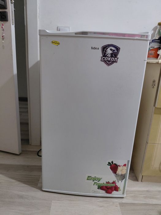 MIDEA мини холодильни-морозилник очень хорошем состоянии