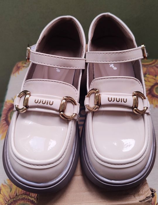 Продавам едвам носени детски обувки