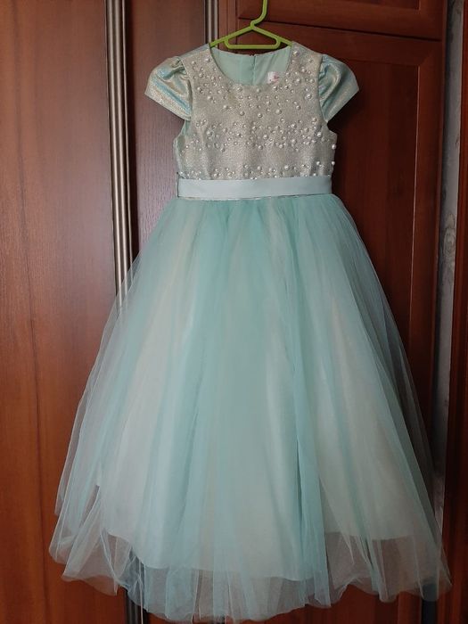 Продам платье на девочку 5-6 лет