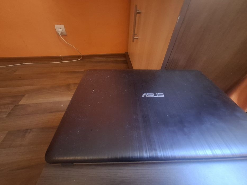 Leptop se vinde cu un singur defect