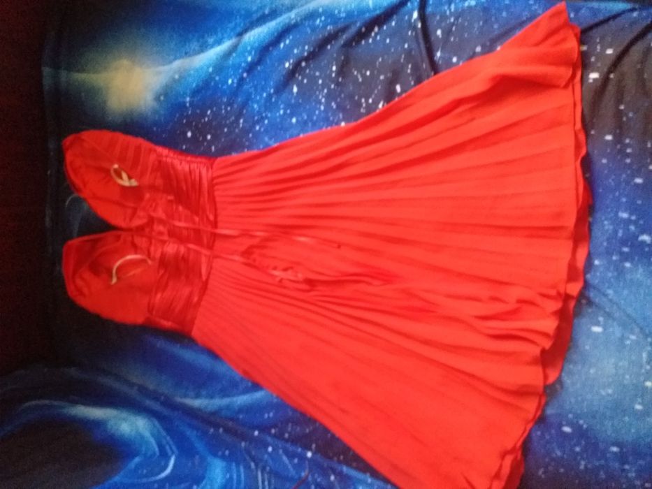 Blugi gravidute, rochita de ocazie.